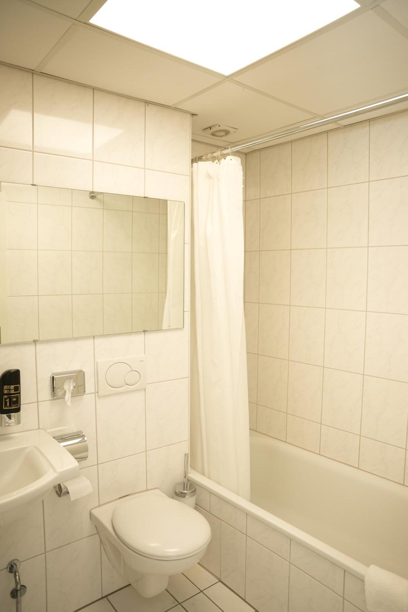 Weber Hotel มานไฮม์ ภายนอก รูปภาพ